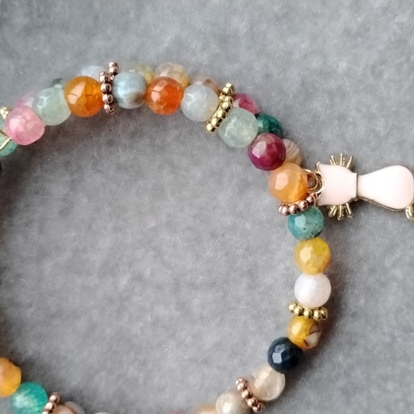 Hand Crafted Multicolor Agate Beaded Memory Wire Bracelet With Cat Charm Accent - Picture 4 of 6